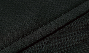 点接触でベタつかずドライな着心地の『ストレッチタフ』と高通気、接触冷感性、消臭機能を持つ『アイスエア』の2素材を組み合わせ、高い機能性と快適な着用感を実現。