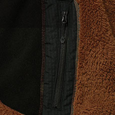 物が落ちにくいファスナーポケット