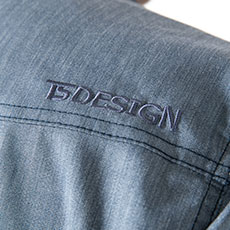 右肩後ろに刺繍