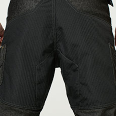 ヒップから腿の擦り切れやすい部分も、アラミドによる補強パーツで丈夫に