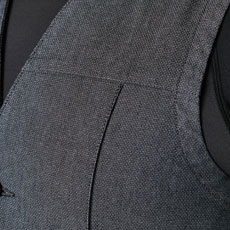 刺繍を入れやすい左胸切り替えライン