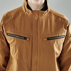 両胸に大容量ファスナー付きのポケット