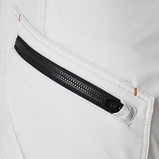 右側のカーゴポケットは、物を素早くスムーズに出し入れ出来るクイックアクセスポケット