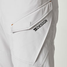 左側のカーゴポケットはフラップ付きポケット、反射プリント付き