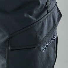 左側は収納力抜群のフラップ付きポケット