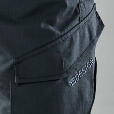 左側は収納力抜群のフラップ付きポケット
