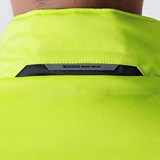 襟裏に反射ネーム付き。