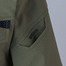 左袖マルチスリーブポケット。ペン差し程度がおすすめ。