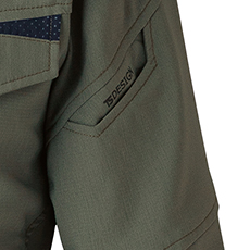 左袖マルチスリーブポケット。ペン差し程度がおすすめ。