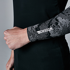 左袖ロゴプリント