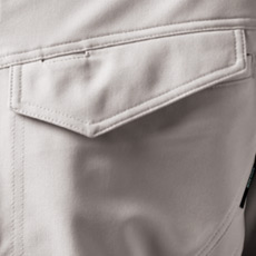 左胸フラップポケット、ネームホルダー付き