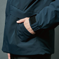 両サイドに大容量のフラップポケット