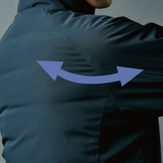 防風素材でありながらストレッチ性があり動きやすい