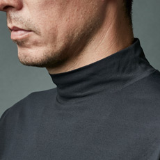 首まわりをカバーするモックネック