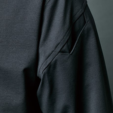 左袖部分マルチスリーブポケット。ペン差し程度がオススメです。