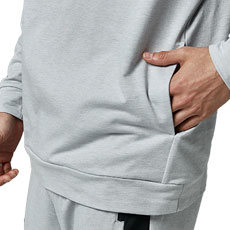 縫製ラインに沿った目立たない両脇ポケット