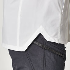 後ろ身頃の丈を長くすることで、シャツインしやすいデザイン