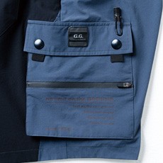 カーゴペン差し、ロゴプリント(右)