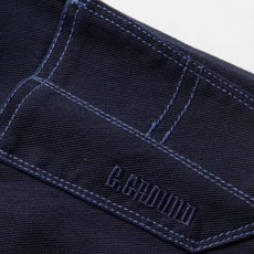 ブランドロゴ刺しゅうとアクセントのステッチ