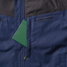 野帳も入る縦ファスナーポケット