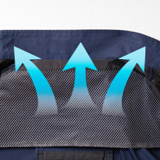 エアースルーネックで首元に風が抜けて涼しい