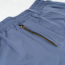 野帳が入るフロントファスナー