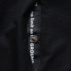 左胸隠しドットボタン、ロゴプリントテープ