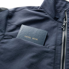 胸ポケット(野帳が入る)