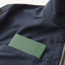 胸ポケット(野帳が入る)