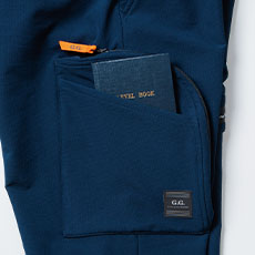 3D構造で大容量の二重ファスナーポケット(野帳が入る)