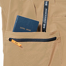 ペン差し、ファスナーポケット、スルーポケット(長財布が入る)