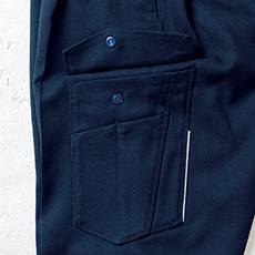 隠しドットボタン付きカーゴポケット