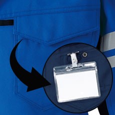 左胸に野帳が入る2重ポケット、ネームループ付き