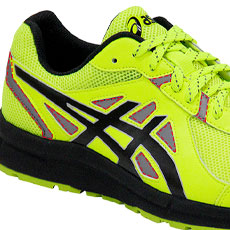 アッパーの広範囲に光を反射する再帰反射材を採用