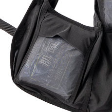 両脇部分に保冷剤(300gまで)収納ポケット