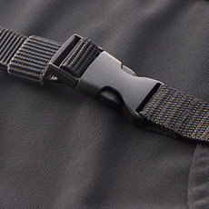 長さ調節ができ、簡単に装着できるバックル仕様