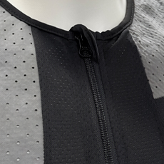 ジッパーがあごに当たらないフラップ付き