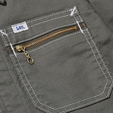 ジッパー付きの胸ポケット
