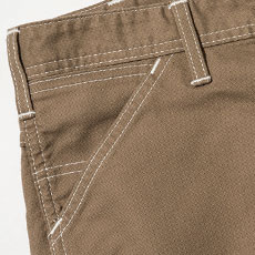 サイドには出し入れしやすい斜めポケット。右側コインポケット付き。