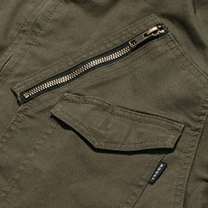 胸部分にファスナーポケット付き