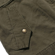 奥行きのあるフラップ付きの両脇ポケット