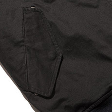 フラップ付きの両脇ポケット