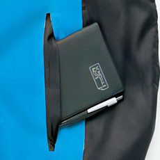 中身が飛び出しにくく、出し入れがスムーズに行える両脇ターンポケット