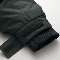 袖口は二重で寒気の侵入を防ぎ、保温性を高めます