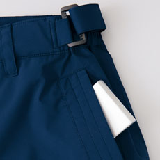 出し入れしやすいサイドポケット付き