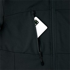 胸ポケットはファスナー仕様