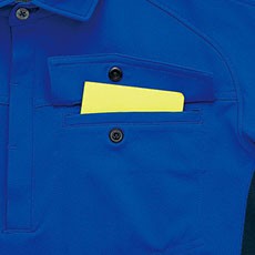 モノの飛び出しを防止するフラップポケット