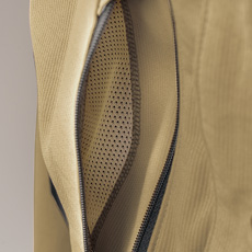 胸ポケット内メッシュ