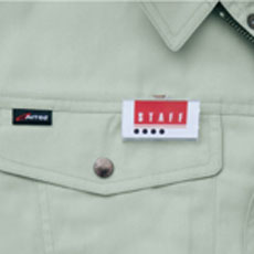 IDカードやネームプレートをスマートに装備でき、ペンさしとしても活用できるIDハンガー