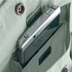 右胸ポケットはスマートフォンの収納に最適なミニポケット付き、飛び出しを防止するストッパーもついています